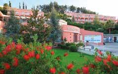 RODA PEARL RESORT APARTMENTS Απέχει 1 λεπτό με τα πόδια από την παραλία και διαθέτει ολάνθιστο κήπο και πισίνα.