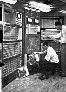 τον υπολογιστή, ένας συγγραφέας στο περιοδικό Scientific Monthly του Φεβρουαρίου 1953, δήλωσε: «Υπάρχει στον ορίζοντα μία τυπογραφική επανάσταση που θα μπορούσε να θεωρηθεί αντάξια με τη Βιομηχανική