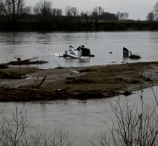 Στις παρακάτω φωτογραφίες φαίνεται η διασπορά των συντριμμάτων στην κοίτη του ποταμού από το ε/π της Π.Α. και από την όχθη του ποταμού την ημέρα που έγινε το ατύχημα. Φωτ. 4 Από το ε/π διάσωσης Φωτ.