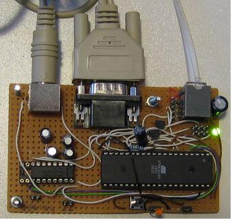Mediul de dezvoltare MPLAB pentru PIC (stânga) şi o aplicaţie cu microcontroller (dreapta) Se poate observa în aplicaţia cu