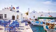 Τα κλιματιζόμενα δωμάτια του Amphitryon προσφέρουν θέα στην πισίνα ή τη γύρω περιοχή. Είναι μοντέρνα διακοσμημένα σε γκρι, λευκές και μαύρες αποχρώσεις.