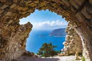 OLYMPIC PALACE 5* - Ιξιά Το Olympic Palace Hotel 5 αστέρων βρίσκεται σε μια προνομιακή τοποθεσία στην Ιξιά, λίγα μόλις μέτρα από την παραλία και σε απόσταση περίπου 5χλμ.