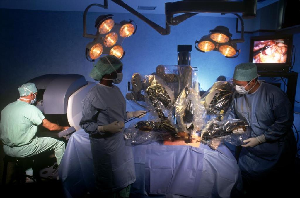 Χειρουργικό Σύστημα Da Vinci Το DaVinci προσφέρει + Βελτιωμένη δεξιότητα + Καλύτερο έλεγχο + Βελτιωμένη ακρίβεια + Βελτιωμένη εργονομία - μειωμένη κούραση και πίεση + Μειωμένη παραμονή στο νοσοκομείο