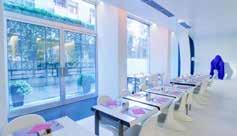 Το εσωτερικό lounge είναι διακοσμημένο με μωσαϊκό και