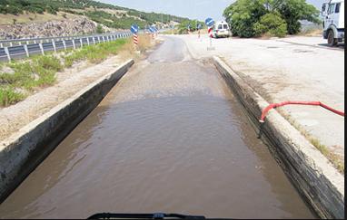Εικόνα 9 : Απολυµαντική τάφρος στην είσοδο εκτροφής Εικόνα 10. Απολύµανση σε περιβάλλοντα χώρο εκτροφής 2.6.