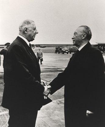 Pas luftës, Adenauer u rikthye si Kryetar i Komunës Këln nga ana e amerikanëve, mirëpo shumë shpejt pas kësaj u hoq nga britanikët, kur Këlni u transferua në zonën e okupimit britanik.