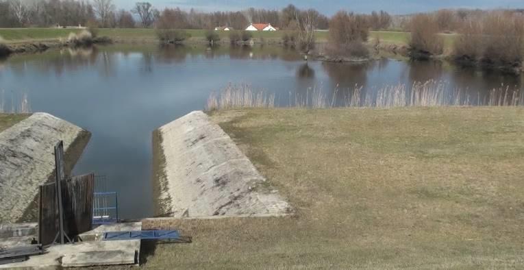 Najvažnija razlika između gradnje tunela i mikrotuneliranja jest u tome što se kod postupka mikrotuneliranja koriste strojevi na daljinsko upravljanje (MTBM Micro Tunneling Boring Machine) koji služe