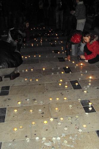 ναμμένα κεριά, στην πλατεία Γεωργίου στο κέντρο της Πάτρας, στις 20.30 του αββάτου, 26 Μαρτίου 2011.