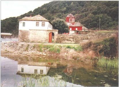 πνευματικού καθοδηγητή του μοναχού. Τα ησυχαστήρια δεν εξαρτώνται από τις σκήτες. Οι ένοικοί τους ζουν με αυστηρή άσκηση και αδιάλειπτη προσευχή. Κάθισμα της Παναγίας της "Πορταΐτισσας" πλησίον της Ι.