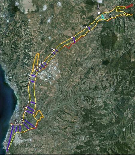 (Ε) Επιπτώσεις Πλημμύρας λόγω αστοχίας κατάρρευσης Φράγματος_6 Μέγιστο πλάτος ελεύθερης επιφάνειας πλημμυρικού κύματος λόγω ακαριαίας κατάρρευσης του Φράγματος Αστερίου (γαλάζια γραμμή) για το