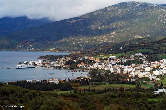 Παραλίες στην αγκαλιά του Αιγαίου, βαθύσκιωτες ρεματιές τρεχούμενα νερά και βλάστηση από πλατάνια, βελανιδιές, ελιές και μεγάλοι θαμνότοποι συνυπάρχουν στο ανάγλυφο της περιοχής που σε αρκετά σημεία