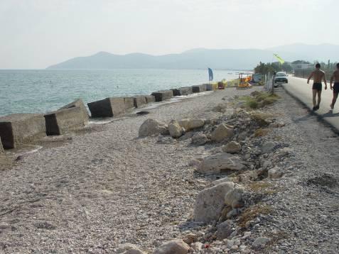 Η μόνη περιοχή στην οποία υπάρχει απόθεση είναι οι εκβολές του Μεγάλου Ρέματος, το οποίο αποθέτει περισσότερο υλικό από αυτό που μπορούν να διαβρώσουν οι θαλάσσιες διεργασίες.