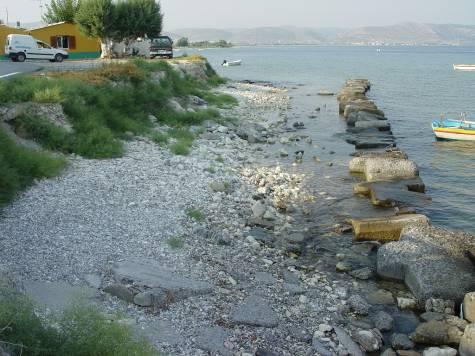 άμεσα, όσο και γιατί το πλάτος του αιγιαλού έχει μειωθεί πολύ αλλάζοντας έτσι τις περιβαλλοντικές ισορροπίες και επηρεάζοντας την τουριστική ανάπτυξη της περιοχής (Gournelos et al.
