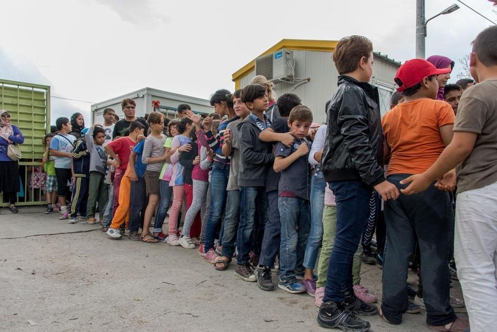 Μαθητές όλων των ηλικιών κάνουν ουρά πίσω από τις πύλες των Κέντρων Φιλοξενίας περιμένοντας