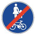 Ločena pasova za pešce in kolesarje Znak se lahko postavlja tudi samo na levi strani površine za pešca oziroma kolesarja.