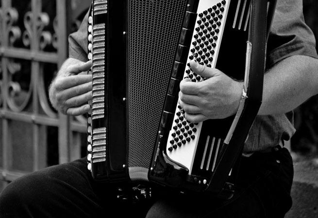 Μουσική/Music 20 έως 25/08 7 ο Φεστιβάλ Ακορντεόν Σύρου 29 To Φεστιβάλ Ακορντεόν Σύρου συνεχίζει και εντείνει τις προσπάθειές του για έβδομη συνεχόμενη χρονιά, προσπαθώντας να προσφέρει όμορφες