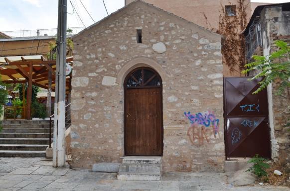 Οι κάτοικοί του δραστηριοποιούνται και στα γύρω χωριά, Βαρυμπόμπη και Τατόι, αλλά και στο βουνό της Πάρνηθας.