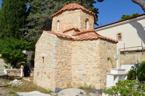 Υπενθυμίζουμε ότι στην κωμωδία του μεγάλου ποιητή της αρχαιότητας Αριστοφάνη, Αχαρνής, οι κάτοικοι της περιοχής χαρακτηρίζονται ως «ἀνθρακεῖς»