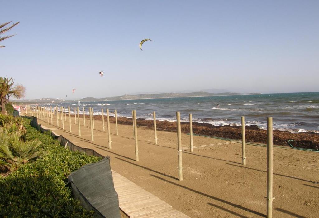 Εικόνα Γ.2.10: Στύλοι τοποθετημένοι στην άμμο για ομπρέλες. Η παρατήρηση συνεχίζεται κατά μήκος της παραλίας με κατεύθυνση τον Άγιο Παντελεήμονα που αποτελεί το επόμενο τμήμα.
