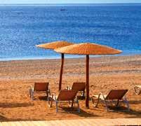 Η παραλία της Καλλιθέας εκτείνεται μπροστά στο ξενοδοχείο.