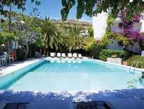 από τη θάλασσα, το Skala Hotel είναι μια αποκάλυψη στο νησί της Πάτμου.