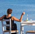 Pool Suites 41m2 (έως 3 άτομα): με ιδιωτική πισίνα & βεράντα με ξαπλώστρες, με άνετο σαλόνι με καναπέ κρεβάτι, ένα 2πλό king size κρεβάτι και μαρμάρινο μπάνιο.