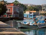 γραφικό λιμανάκι της Αγίας Μαρίνας - 300 μ. από την παραλία. Σε 30 μ. από το κατάλυμα θα βρείτε πολλά καταστήματα. Το λιμάνι βρίσκεται στα 5 χλμ. και το αεροδρόμιο στα 3 χλμ.