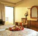 από το λιμάνι και τη χώρα, το Erytha Hotel & Resort αποτελείται από 5 συγκροτήματα, μέσα σε καταπράσινους κήπους, γραφικά σοκάκια και ρομαντικές γωνιές.