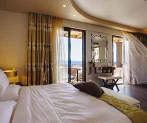 13 δίκλινα bungalows: 28 μ², με θέα θάλασσα, έως τρία άτομα. 6 δίκλινα bungalows: 28 μ², με θέα θάλασσα, ενδιάμεσες πόρτες, με δύο μπάνια, που μπορούν να φιλοξενήσουν τρία έως έξι άτομα.