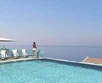 4 Junior Suites: 32 μ², με θέα θάλασσα, έως τέσσερα άτομα (το 1 παιδί). 1 Junior suite: 30 μ², με θέα το βουνό, έως τέσσερα άτομα (το 1 παιδί).