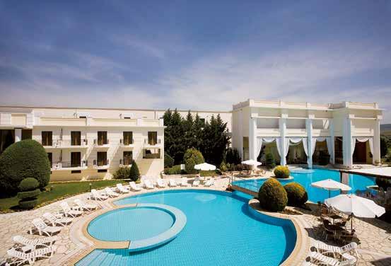 Είναι όλα εξοπλισμένα με κλιματισμό,μίνι μπαρ, δορυφορική τηλεόραση και μαρμάρινομπάνιο.