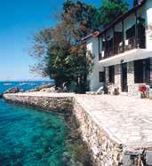 31/8-10/9 & 11/9-5/10 & 17-30/8 & 11/9-5/10 & 17-30/8 Δίκλινο 155 180 230 275 170 Διαμέρισμα 2χωρο 215 255 330 415 225 3ο άτομο 85 95 105 115 85 3ο άτομο 105 115 125