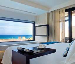 Στο The Romanos Resort θα απολαύσετε αυθεντικές γεύσεις, τοπικά προϊόντα και συνταγές, καθώς και μεσογειακές, διεθνείς, Λιβανέζικες ή Ασιατικές αξιόλογες γαστρονομικές εμπειρίες.
