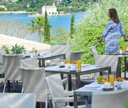 LOUIS CORCYRA BEACH H H H H ΓΟΥΒΙΑ - ΚΕΡΚΥΡΑ ΔΙΑΜΟΝΗ: Δίκλινα δωμάτια με θέα κήπο ή θάλασσα στο κεντρικό κτήριο, στο κτήριο Nαυσικά ή στα Corcyra Gardens.