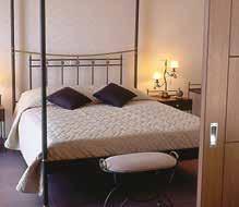 Jacuzzi / Υδρομασάζ, χώρο στάθμευσης, 2 Bar restaurants, TV room, πρόσβαση σε ΑΜΕΑ, υπηρεσία καθαρισμού και σιδερώματος ρούχων και υπηρεσία δωματίων.