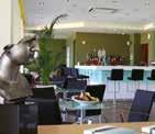 Στο Isalos Lobby Bar, στο άνετο και ήρεμο περιβάλλον του κεντρικού κτιρίου, "βυθιστείτε" στους άνετους καναπέδες και πολυθρόνες rattan, χαρείτε το απογευματινό σας απεριτίφ και το βραδινό σας ποτό,