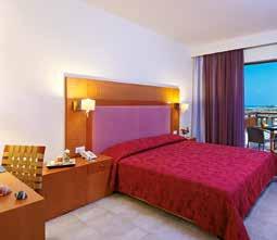 ιδιωτική πισίνα (Aqua Junior Suites) και 3 Superior Σουίτες με ιδιωτική πισίνα (Panorama Blue Executive Suites).