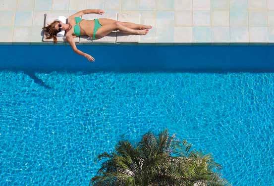 Ένα ξενοδοχείο τέλεια εναρμονισμένο με το περιβάλλον της κρητικής φύσης, μπροστά στην θάλασσα! Bρίσκεται στην ευρύτερη περιοχή του Πλατανιά, πάνω σε μία υπέροχη αμμώδη παραλία, μόλις 2,5 χλμ.