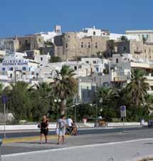 από το κέντρο της Χώρας, 800 μ. από την γνωστή παραλία της Αγίας Άννας και μόλις 500 μ. από την πανέμορφη παραλία του Αγίου Γεωργίου. σε κυκλαδίτικη ατμόσφαιρα.