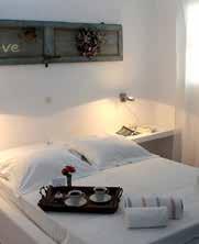 Η Villa Maria Boutique Apartments είναι κατασκευασμένη σύμφωνα με την παραδοσιακή Μυκονιάτικη αρχιτεκτονική, αναμιγνύοντας τα ολόλευκα κτίσματα με την πέτρα.