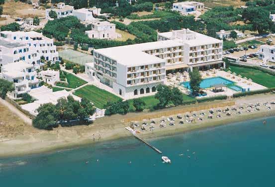 μπαλκόνια με πέργολα και θέα θάλασσα. Tα δωμάτια στα bungalows λόγω των σημαντικά μεγαλύτερων διαστάσεων τους αποτελούν ιδανική επιλογή για οικογένειες.