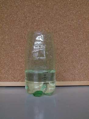 Vrch z fľaše si odlož. b) Do odmerného valca naber 250 ml vody a prelej ju do fľaše.