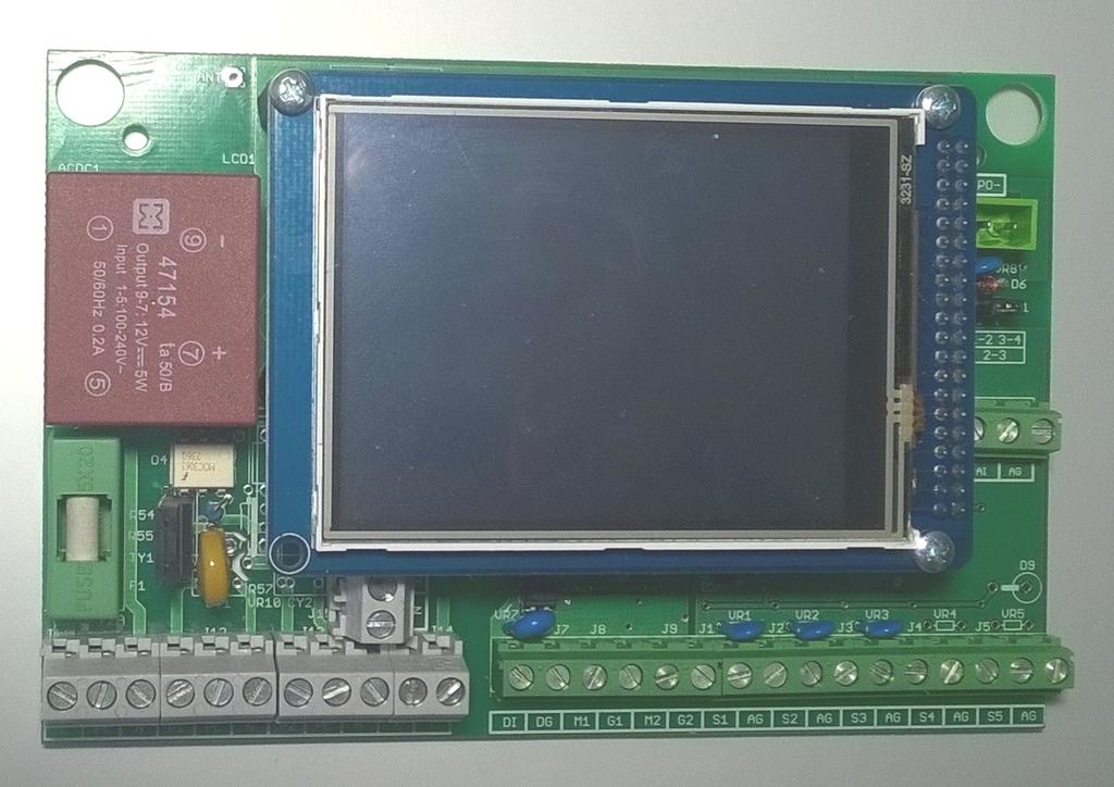 3 Popis zariadenia 3.1 Popis zariadenia Regulátor má na prednom paneli umiestnený dotykový LCD displej na zobrazenie stavu regulátora a solárneho systému.