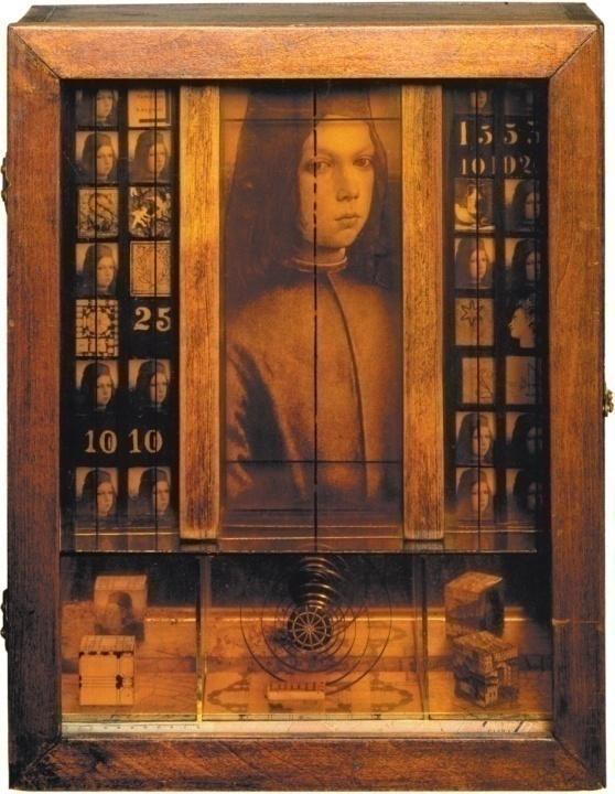 Корнел чува у свом подруму-атељеу-архиву и у којем се налази фотографија уља на платну Доменика Ремпса која представља витрину кабинет чудеса.