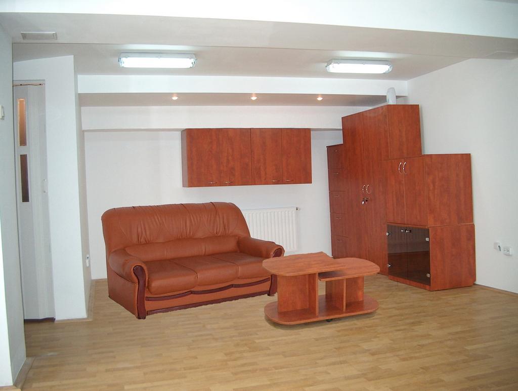 Unul din corpurile de mobilier are usi glisante pentru acomodarea