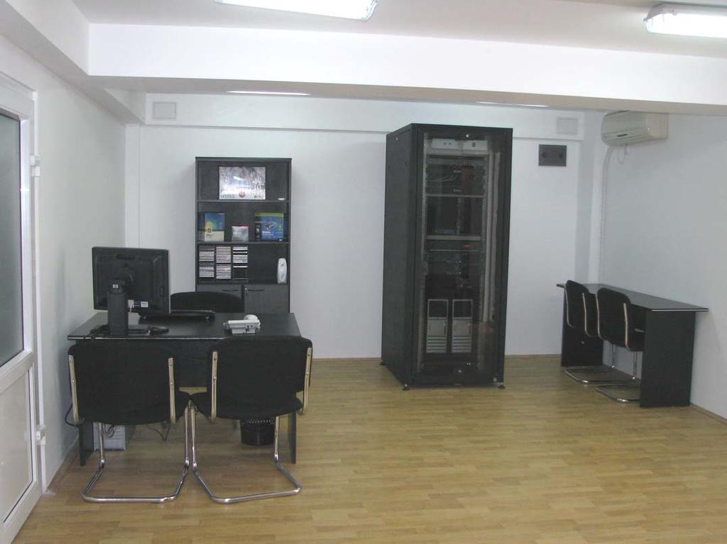 Rack-ul este metalic 42U/19" negru cu geamuri de sticla, dotat cu