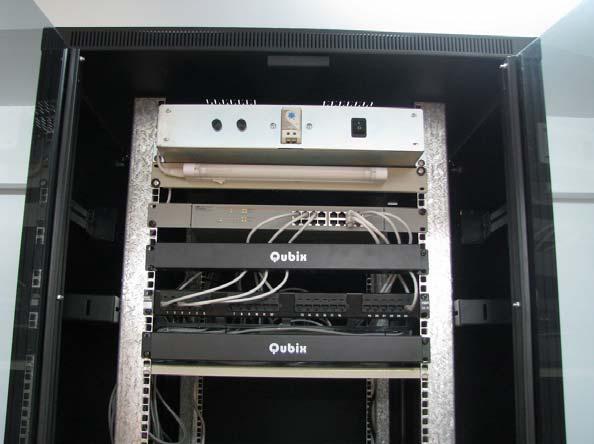 patchpanel-ul UTP pentru 24 de porturi RJ45, switch-ul gigabit principal, un router wireless pentru conectarea laptop-urilor si au fost sertizate conexiunile necesare.