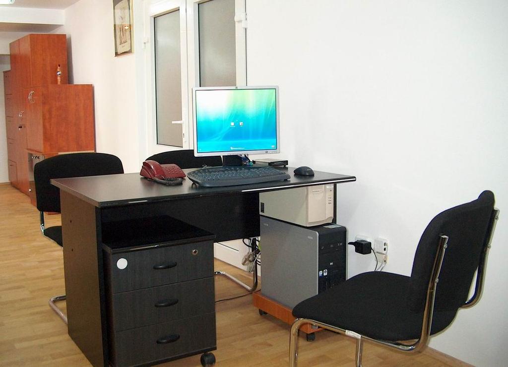 In mijlocul camerei a fost montat si un birou de lucru cu o statie de lucru quadcore cu UPS propriu, conectata la switch-urile (ethernet si KVM) din rack, pe care sa se poata desfasura activitatile