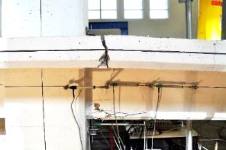 µήκους της ακραίας περιοχής (διατοµή 2-2 - Σχήµα 7β) σηµειώνεται ότι στο τµήµα µεταξύ των δύο αυτών διατοµών η πυκνότητα των συνδετήρων αλλάζει από 90mm σε 50mm.