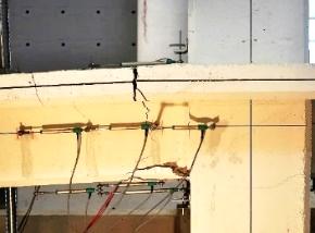 Καµπτική αστοχία MONOL δοκιµίου: στην αριστερή ακραία στήριξη, δίπλα στο κεντρικό υποστύλωµα, (γ) στη δεξιά ακραία στήριξη Total vertical load (kn) 175 150 125 100 75 50 25 αντοχή φορέα διαρροή